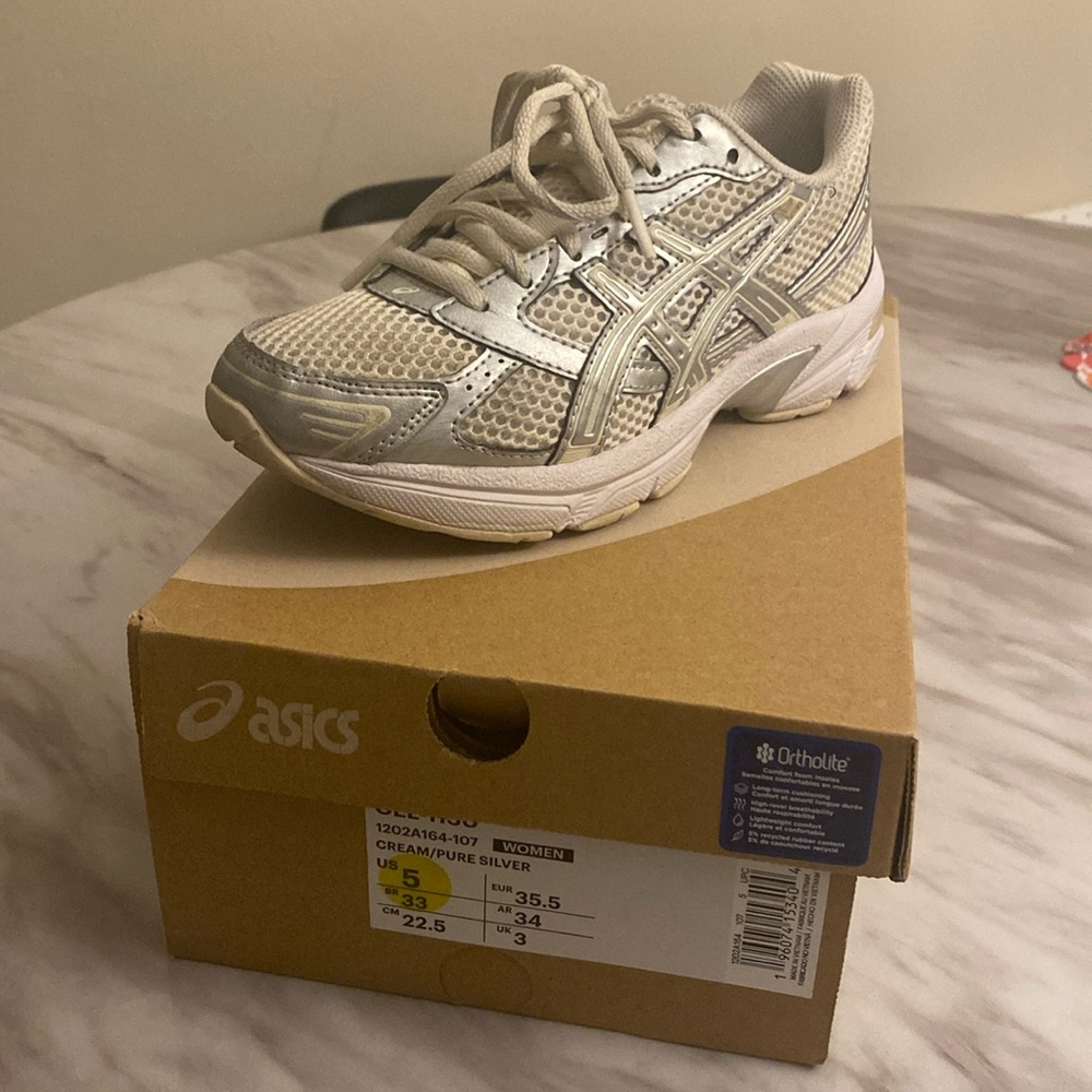 Cream and Sliver ASICS Size 5 in Women’s which is equivalent to a Kids Size 3.5